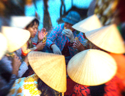  N&eacute;t cố đ&ocirc; ở chợ n&oacute;n Dạ L&ecirc;